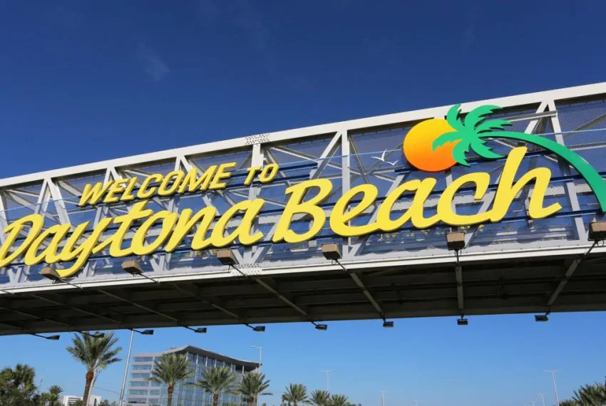 A_welcome_sign_in_Daytona_Beach_Florida_terrenosnaflorida-com_shutterstock_1154206912_1200x680