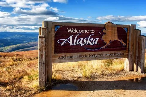 Alaska_welcome_sign_terrenosnaflorida-com_shutterstock_404009488_1200x680