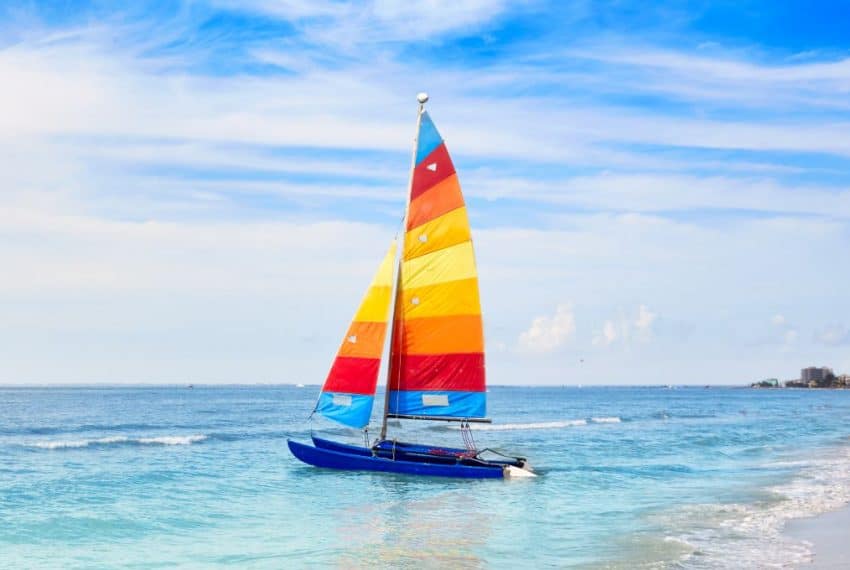 Florida_Fort_Myers_beach_catamaran_sailboat_in_USA_terrenosnaflorida.com_shutterstock_452347882_1200x680