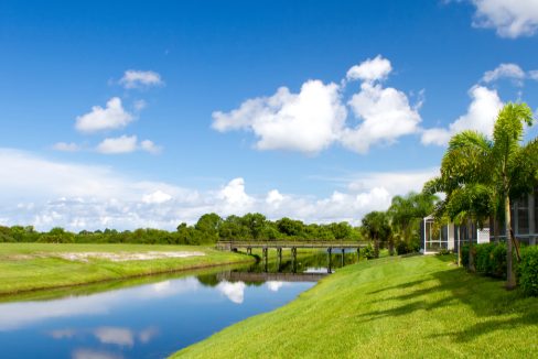 Freshwater_canal_at_the_rear_of_residential_homes_in_Rotonda_terrenosnaflorida-com_shutterstock_151134359_1200x680