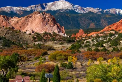 Garden_of_the_Gods_Visitor_Center_Colorado_terrenosnaflorida-com_shutterstock_88945783_1200x680