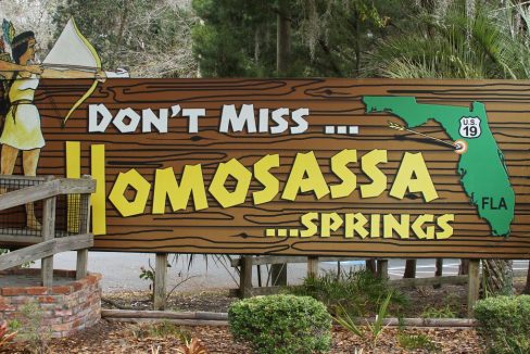 Homosassa_Springs_Florida_Sign_terrenosnaflorida-com_shutterstock_132028970_1200x680