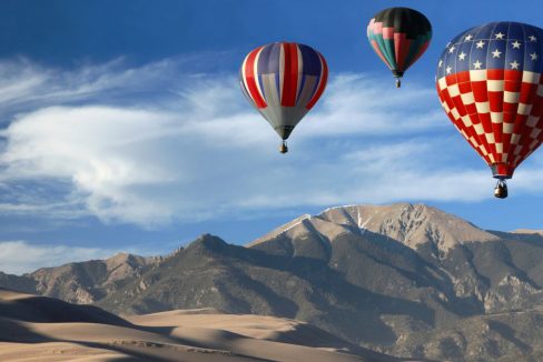 Hot_Air_Balloons_Over_Colorado_Landscape_terrenosnaflorida-com_shutterstock_93198634_1200x680