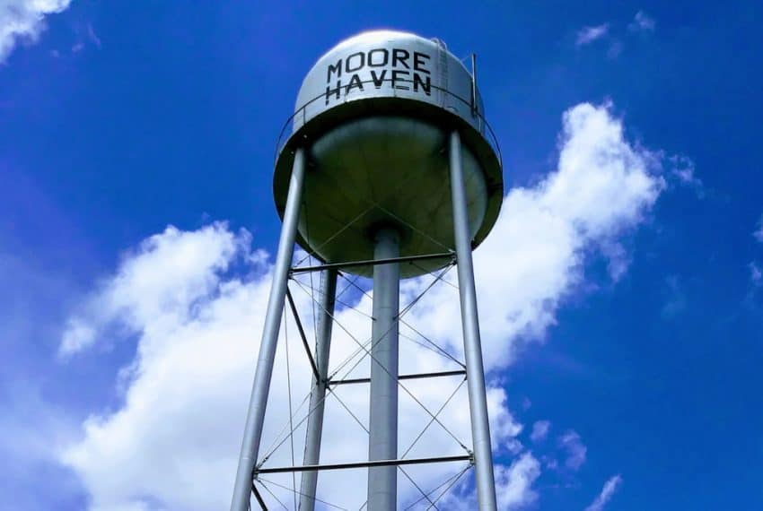 Moore_Haven_Water_Tower_Clewiston_FL_terrenosnaflorida-com_shutterstock_1149152312_1200x680