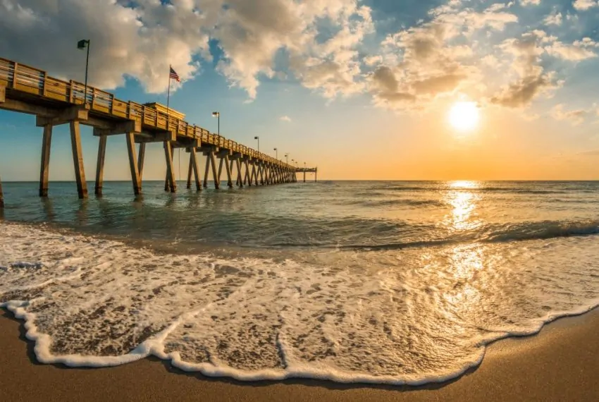 late_afternoon_sun_over_Gulf_of_Mexico_and_Venice_Pier_in_Venice_Florida_terrenosnaflorida-com_shutterstock_1087925372-1200x680