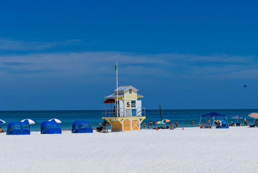 lifeguard_house_and_umbrellas_on_Clearwater_Beach_Tampa_terrenosnaflorida-com_shutterstock_427542604_1200x680